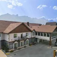 Basecamp Lodge Canmore，位于坎莫尔的酒店