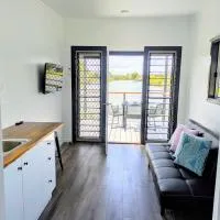 Trinity Islands Holiday Park - Cabin Accommodation，位于Burrum Heads的酒店