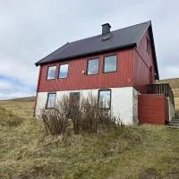 Charming 2BR Home with Sea and Mountain Views,位于Miðvágur的酒店