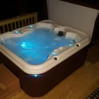 Appalachian Cabin- Trout Stream Firepit Hot Tub，位于埃利杰的酒店