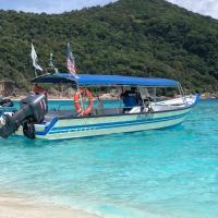 Marina's Redang Boat，位于Kampong Telok DalamRedang Airport - RDN附近的酒店