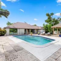 Private Pool 3 Bedrooms Oasis Sandalwood Escape，位于乔治敦欧文·罗伯茨国际机场 - GCM附近的酒店