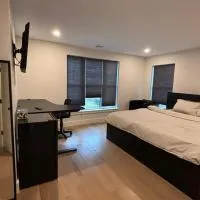 Modern bedroom in Weymouth with private bath，位于韦茅斯的酒店