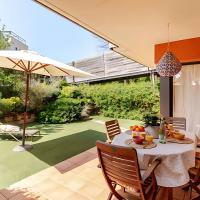 Pretty garden apartment next to a charming beach，位于罗列特海岸的酒店