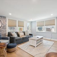 Professionally Designed Porch Swing Renovated，位于汉普顿的酒店