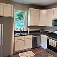 Beautiful Updated Home near Great Lakes Naval Base，位于沃基根Waukegan Regional Airport - UGN附近的酒店