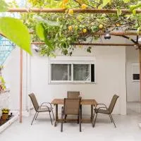 Lemon Garden Retreat Kalamata 2min to Beach，位于Faraí的酒店