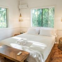Rainforest Nest - CAHAYA, PITI, VIRYA Nest with Self-Service Breakfast, Balcony, Monkeys, Bats!，位于Subic Bay Intl苏比克湾国际机场 - SFS附近的酒店