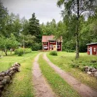 Swedish cottage in the Woods on Sollerön island,位于Sollerön的酒店