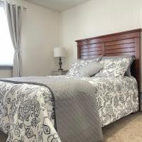 Riverside Hotel，位于NenanaMinto Al Wright Airport - MNT附近的酒店