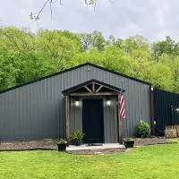 Legacy Barn on Sugar Creek，位于本顿维尔的酒店