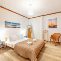 Sunny Cascais Flat 5Min Stroll to the Beach，位于卡斯卡伊斯的酒店