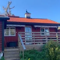 Archipelago cabin with sauna, fireplace & close to the ocean，位于Ingarö的酒店
