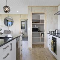 Unwind on Wai, New 4BR Home With Style and Comfort，位于陶波陶波机场 - TUO附近的酒店