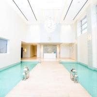 Modern Condo at One Cable Beach with Balcony，位于拿骚的酒店