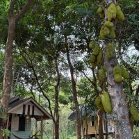 Eternal Forest Beach Bar&Bungalow，位于昌岛拉廊机场 - UNN附近的酒店