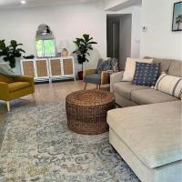 Styled Naples Home short bike ride to 5th Ave and Beach，位于那不勒斯Naples Municipal - APF附近的酒店