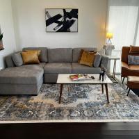 Tree Top Retreat! Private & close to 5th Ave!，位于那不勒斯Naples Municipal - APF附近的酒店