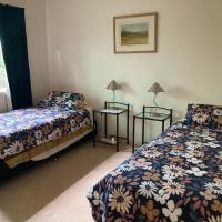 Single Bed Suit Single Traveller，位于天鹅山天鹅山机场 - SWH附近的酒店