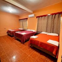 habitación triple familiar，位于Santa Elena马雅世界国际机场 - FRS附近的酒店