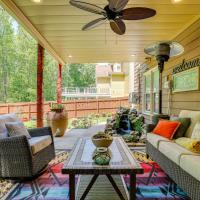 Spacious Yard and BBQ Chic Escape in Lawrenceville!，位于罗维莎格威内特县机场（布里斯科机场） - LZU附近的酒店