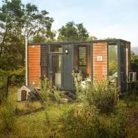 Alpaca Tiny House with Vineyard Lakeside by Tiny Away，位于Flowerdale的酒店