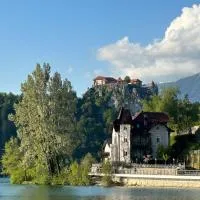 Adora Luxury Hotel,位于布莱德的酒店