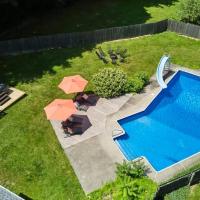 HV Spacious Retreat sleeps 13 with pool and hot tub，位于波基普西达奇斯县机场 - POU附近的酒店