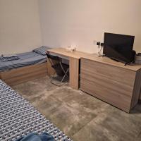 Room in Apartment - Private cosy room in a modern suburban penthouse，位于卢加马耳他国际机场 - MLA附近的酒店