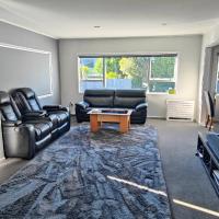 Fully Renovated 3 Bedroom Home，位于纳尔逊尼尔森机场 - NSN附近的酒店