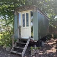 Rhodes To Serenity - Waterfall Shepherds Hut，位于Cauldon的酒店