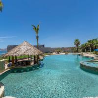 Stunning 2 BR with Ocean Views & Jacuzzi by the Beach，位于卡波圣卢卡斯的酒店