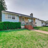 Walk to Beach Lake-View Home in Alpena!，位于阿斯彭阿尔皮纳县区域机场 - APN附近的酒店