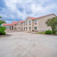 Days Inn & Suites by Wyndham Beeville，位于Beeville的酒店