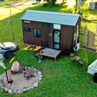 Blackiron Tiny House by Tiny Away，位于Thoopara惠森迪海岸机场 - PPP附近的酒店