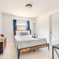 Beautiful home in West Palm - 5 min to Airport，位于西棕榈滩棕榈滩国际机场 - PBI附近的酒店