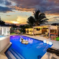 Top Villa Near Beach with Game Room, Hot Tub and Pool，位于彭布罗克派恩斯North Perry - HWO附近的酒店