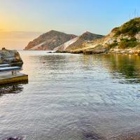 Utopia boutique villa on-in the water between 2 seas ideal 5 people，位于Areti的酒店