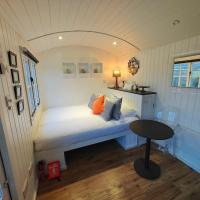 Luxury Countryside Shepherds Hut with Hot Tub，位于Saint Mawgan纽基康沃尔郡机场 - NQY附近的酒店