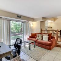 1 Mi to UMD Convenient and Cozy Condo with Patio!，位于Berwyn Heights学院公园机场 - CGS附近的酒店