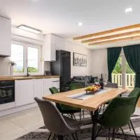 Divine Apartment Drnis - "Modern comfort at the gateway to Krka National Park"，位于德尔尼什的酒店