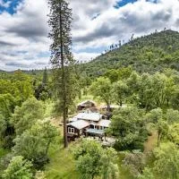 Homestead Ranch near Yosemite with Animals & Fresh Eggs，位于米德派恩斯的酒店
