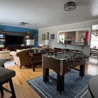 THE HUB 3BD 2BA Entire House FRESH FUN 1980s Board Game Vibe beside Letchworth State Park & near SUNY Geneseo，位于Mount Morris的酒店