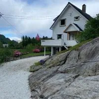 Peaceful Riverfront Home with Views，位于Ålgård的酒店