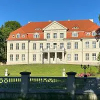 Schlosshotel Neustrelitz,位于施特雷利茨的酒店