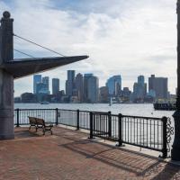 Boston Skyline Stay 1BR with City Views，位于波士顿洛根国际机场 - BOS附近的酒店