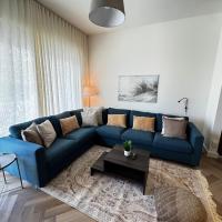 Stylish Poolside Stay Brand New Interiors，位于迪拜阿勒马克图姆国际机场 - DWC附近的酒店