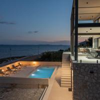 Luxury Seafront Villa Aurea - with private Pool, Game Room & Stunning Sea Views，位于普利拉卡的酒店