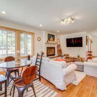 Private Hot Tub Spacious Family Home in Truckee!，位于特拉基Truckee Tahoe Airport - TKF附近的酒店