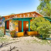 Vibrant 'Casa Paloma' w/ Patio - Near Vineyards!，位于Patagonia的酒店